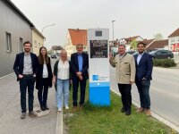 Gruppenfoto des Staatlichen Bauamtes Landshut mit Staatsminister Christian Bernreiter an der Radfahrer-Säule