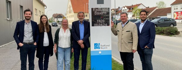 Gruppenfoto des Staatlichen Bauamtes Landshut mit Staatsminister Christian Bernreiter an der Radfahrer-Säule
