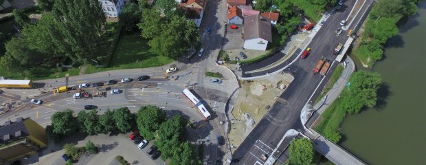 In den vergangenen Tagen wurde die B 11 (rechts im Bild) asphaltiert. Ab Montag startet die dritte Bauphase mit Arbeiten am Kupfereck selbst.