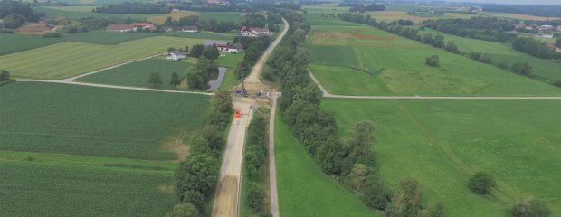 Ab kommenden Montag saniert das Staatliche Bauamt die B 388 zwischen Achldorf und Velden – das Foto zeigt einen Abschnitt bei Mariaberg, wo zugleich auch eine Brücke erneuert wird.
