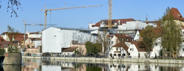 An der Isarpromenade weht ein Hauch von Christo. An der Isarpromenade weht ein Hauch von Christo.