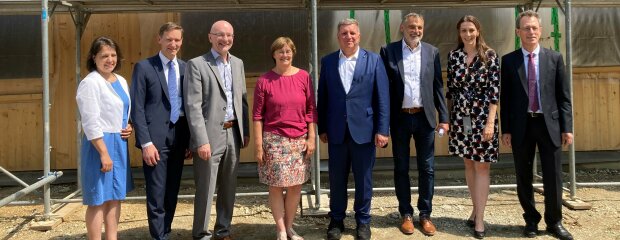 Am Mittwoch fand im Beisein von Bayerns Bauminister Christian Bernreiter (4. v.r.) das Richtfest für das neue Laborgebäude der Hochschule Landshut statt.