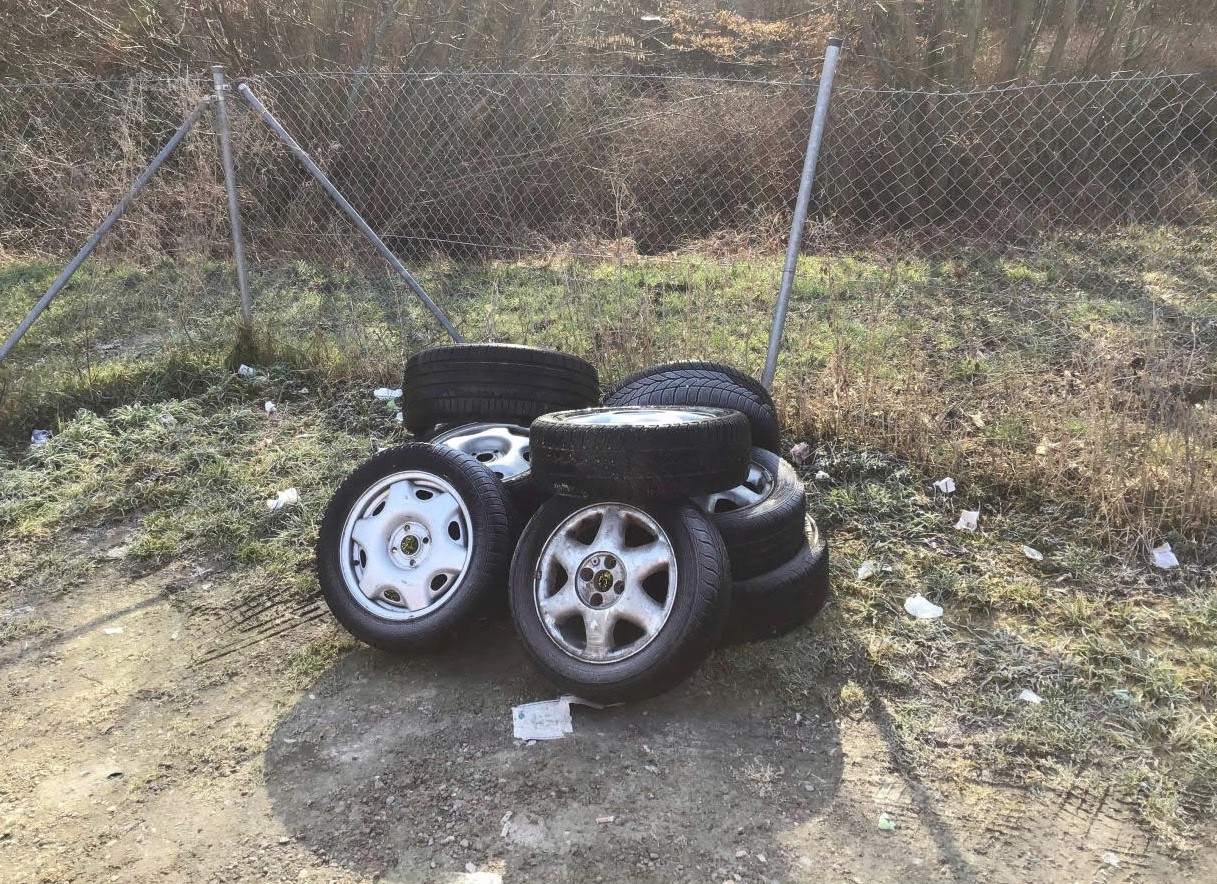 ...Autoreifen und andere „Schätze“ lagern ordnungswidrig an den Straßenrändern. ...Autoreifen und andere „Schätze“ lagern ordnungswidrig an den Straßenrändern.