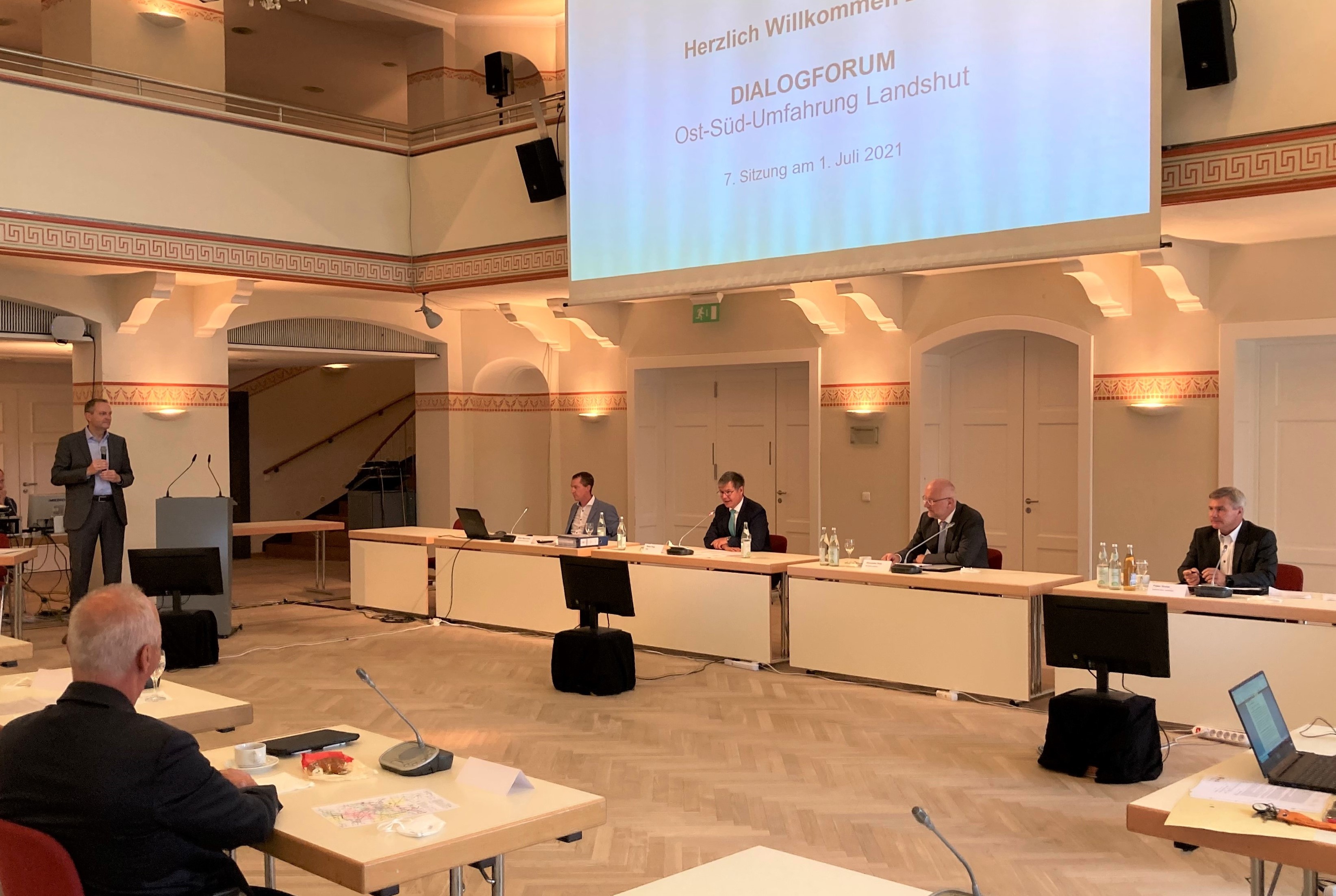 Moderator Markus Michalka (stehend) und Robert Bayerstorfer, Sprecher der Projektgruppe (li.), sowie die Leitungsgruppe mit (v.li.) Rainer Popp vom bayerischen Staatsbauministerium, Landshuts Oberbürgermeister Alexander Putz und Landshuts Landrat Peter Dreier. Moderator Markus Michalka (stehend) und Robert Bayerstorfer, Sprecher der Projektgruppe (li.), sowie die Leitungsgruppe mit (v.li.) Rainer Popp vom bayerischen Staatsbauministerium, Landshuts Oberbürgermeister Alexander Putz und Landshuts Landrat Peter Dreier.