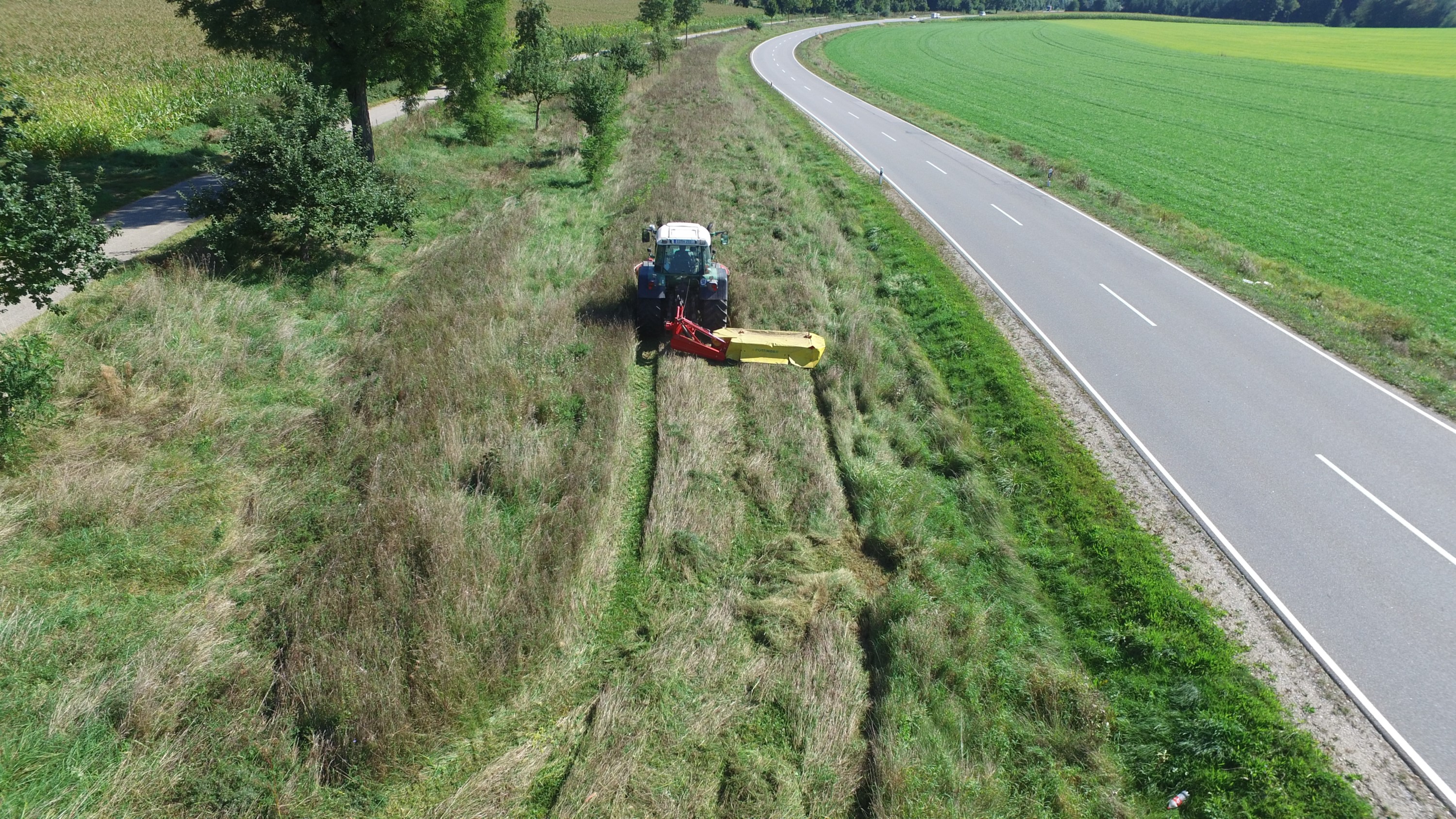 Das Staatliche Bauamt Landshut setzt auf ein neues ökologisches Mähkonzept – wie hier an der St 2143 südlich von Rottenburg a. d. Laaber. Das Staatliche Bauamt Landshut setzt auf ein neues ökologisches Mähkonzept – wie hier an der St 2143 südlich von Rottenburg a. d. Laaber.
