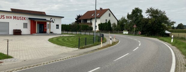 Das Staatliche Bauamt baut die Kurve vor dem „Haus der Musik“ in Bruckberg aus und sorgt so in diesem Bereich der St 2045 für mehr Verkehrssicherheit.