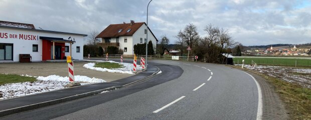 Das Staatliche Bauamt baut die Kurve vor dem „Haus der Musik“ in Bruckberg aus und sorgt so in diesem Bereich der St 2045 für mehr Verkehrssicherheit. Nach dem Gehweg in diesem Jahr kommt im Frühjahr 2022 die Straße selbst dran.