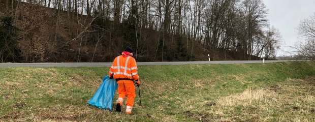 Derzeit sammeln die „Männer in Orange“ an den Bundes- und Staatstraßen im Landkreis Landshut den Müll von Umweltsündern zusammen.