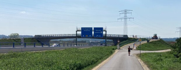 Ab dem morgigen Donnerstag, 24. August ist die neue Geh- und Radwegbrücke über die B 15neu zwischen Essenbach und Ohu offen.