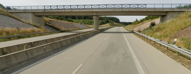 Ab Montag, 4. September, saniert das Staatliche Bauamt Landshut bei Oberhaselbach eine Brücke über die B 15neu. Ab Montag, 4. September, saniert das Staatliche Bauamt Landshut bei Oberhaselbach eine Brücke über die B 15neu.