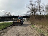 ein Radlader steht auf dem abgefrästen Asphalt