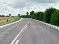 Die St2143 bei Langquaid nach Abschluss der Sanierungsarbeiten