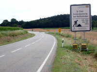 Eine Baustelleninfotafel auf der St 2144 informiert die Verkehrsteilnehmer zur kommenden Maßnahme