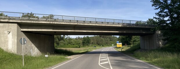 Die Brücke über die B 299 ist in die Jahre gekommen und muss erneuert werden Die Brücke über die B 299 ist in die Jahre gekommen und muss erneuert werden
