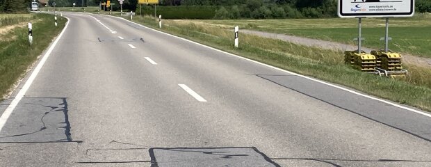 Flicken und Risse - die St 2143 braucht eine neue Asphaltschicht Flicken und Risse - die St 2143 braucht eine neue Asphaltschicht