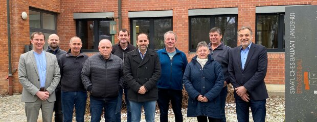 Neun Mitarbeiter des Staatlichen Bauamts Landshut feiern ihr 25- beziehungsweise 40- jähriges Dienstjubiläum Neun Mitarbeiter des Staatlichen Bauamts Landshut feiern ihr 25- beziehungsweise 40- jähriges Dienstjubiläum