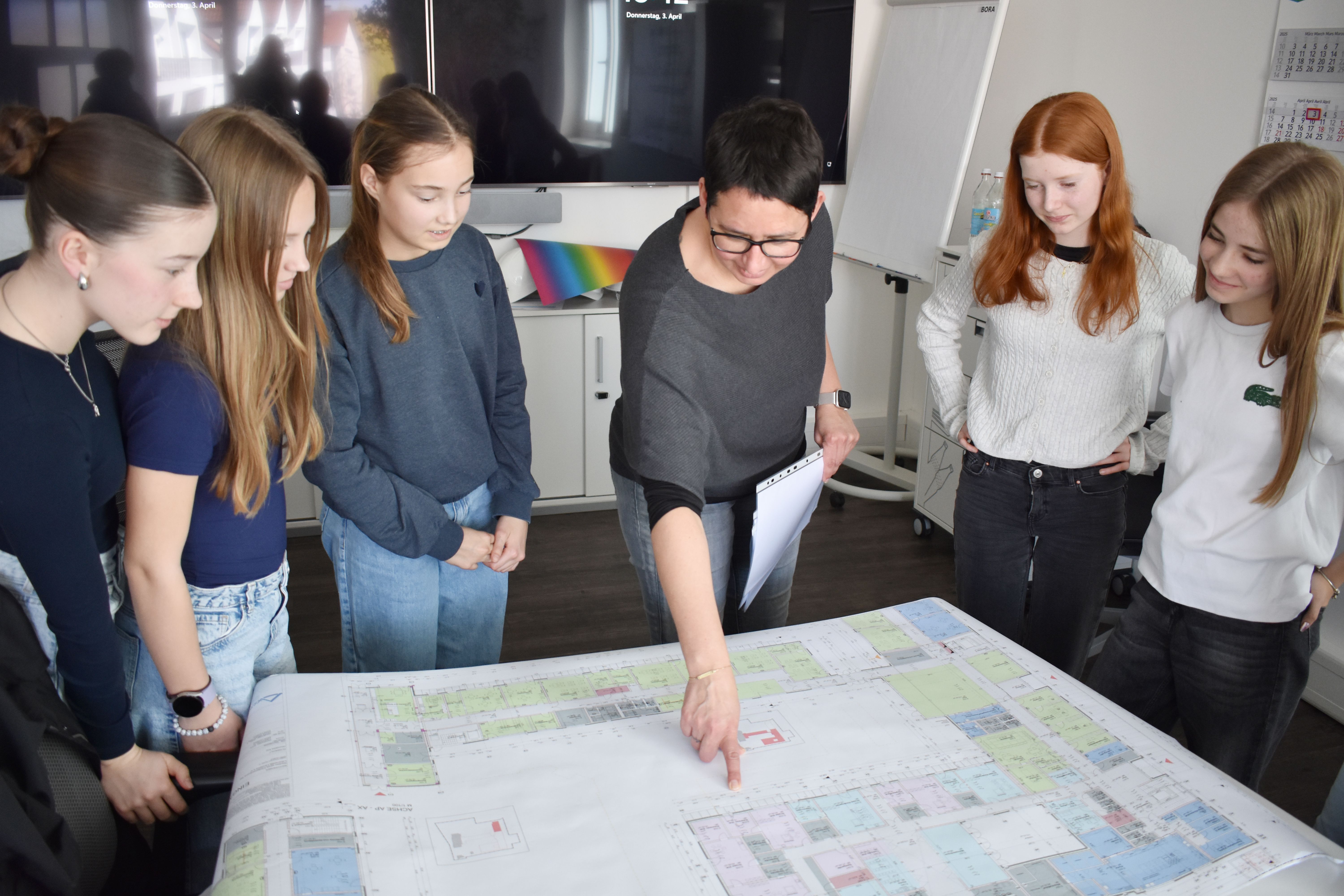 Abbildung 3: Erste Einblicke in das Berufsbild der Ingenieurin und Architektin im SEHLHOFF Büro in Landshut Abbildung 3: Erste Einblicke in das Berufsbild der Ingenieurin und Architektin im SEHLHOFF Büro in Landshut