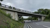Die Brücke über die B20 wird geprüft.