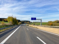 Die Straßenbauarbeiten zwischen dem Autobahndreieck Saalhaupt und der An-schlussstelle Schierling Nord der B15 gehen am Freitag zu Ende. 
