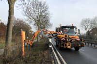 Die Pflege sorgt für verkehrssichere und langfristig alterungsfähige Gehölzbestän-de an den Bundes- und Staatsstraßen. Die Pflege sorgt für verkehrssichere und langfristig alterungsfähige Gehölzbestän-de an den Bundes- und Staatsstraßen.