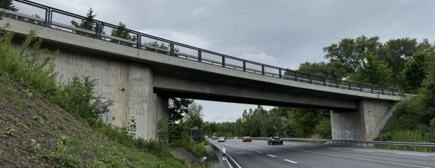Die Brücke über die B20 wird geprüft. Die Brücke über die B20 wird geprüft.