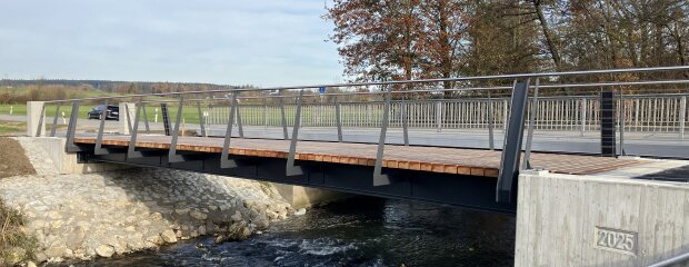 Die Geh- und Radwegbrücke über die Große Vils in Velden (Vils) ist fertig. 