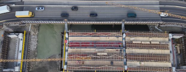 Die Lücke wird geschlossen: Um die Montage des Traggerüsts abzuschließen, werden nochmal Traggerüstelemente eingehoben. Die Lücke wird geschlossen: Um die Montage des Traggerüsts abzuschließen, werden nochmal Traggerüstelemente eingehoben.