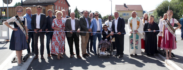 Die Ehrengäste durschnitten das blau-weiße Band und gaben damit die Abensbrücke offiziell frei.