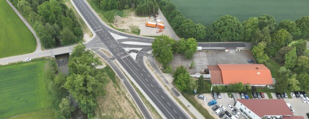 Im Zuge des Umbaus des Knotenpunkts Preysing-Allee mit einer Ampel ist der Bau einer Radwegbrücke über die Vils notwendig geworden Im Zuge des Umbaus des Knotenpunkts Preysing-Allee mit einer Ampel ist der Bau einer Radwegbrücke über die Vils notwendig geworden