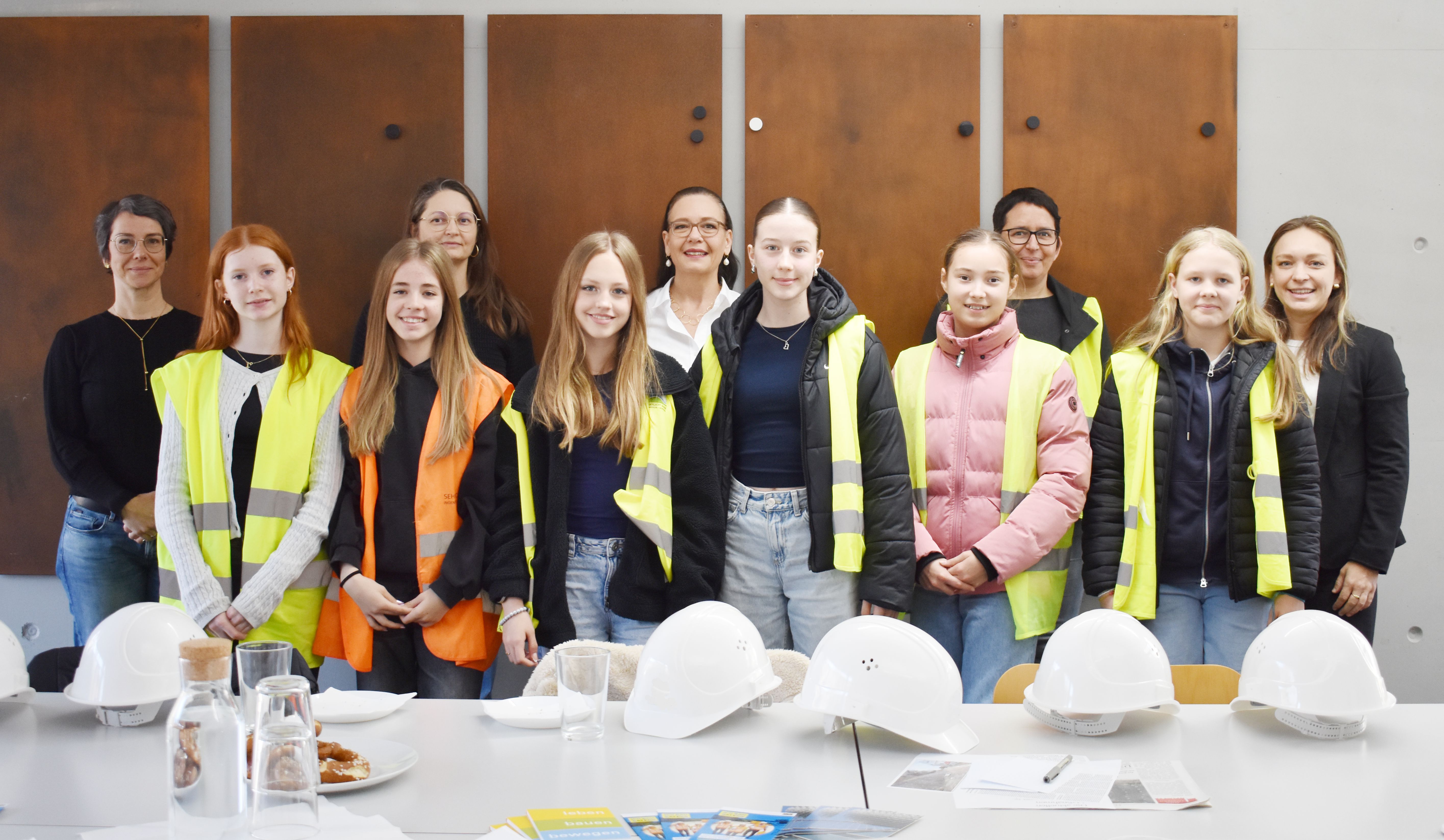 Abbildung 1: Verantwortliche des Staatlichen Bauamts Landshut und der SEHLHOFF GMBH gemeinsam mit den sechs Teilnehmerinnen des Girls'Day Abbildung 1: Verantwortliche des Staatlichen Bauamts Landshut und der SEHLHOFF GMBH gemeinsam mit den sechs Teilnehmerinnen des Girls'Day