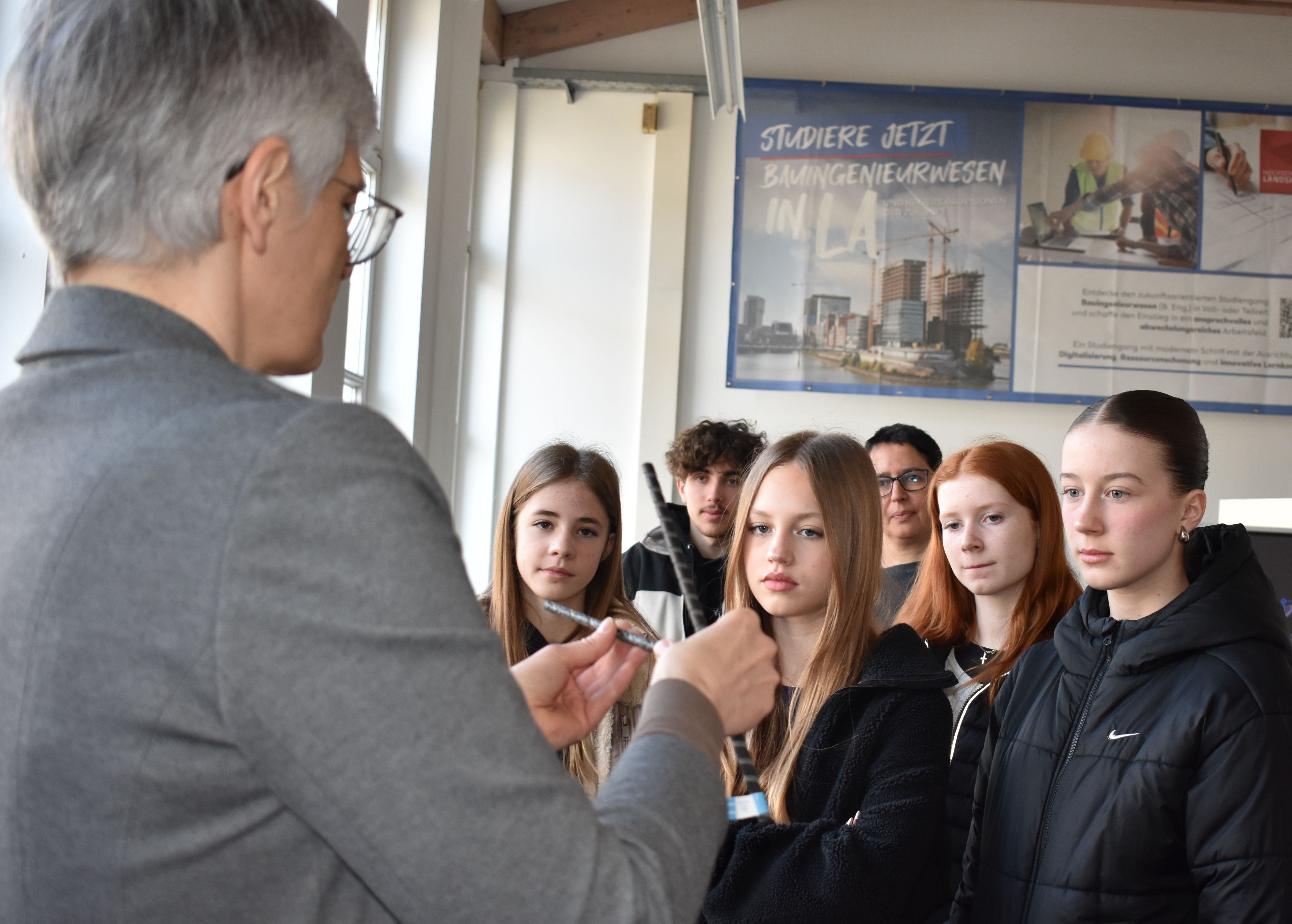 Abbildung 4: Im Baustoffkundelabor der Hochschule Landshut Abbildung 4: Im Baustoffkundelabor der Hochschule Landshut