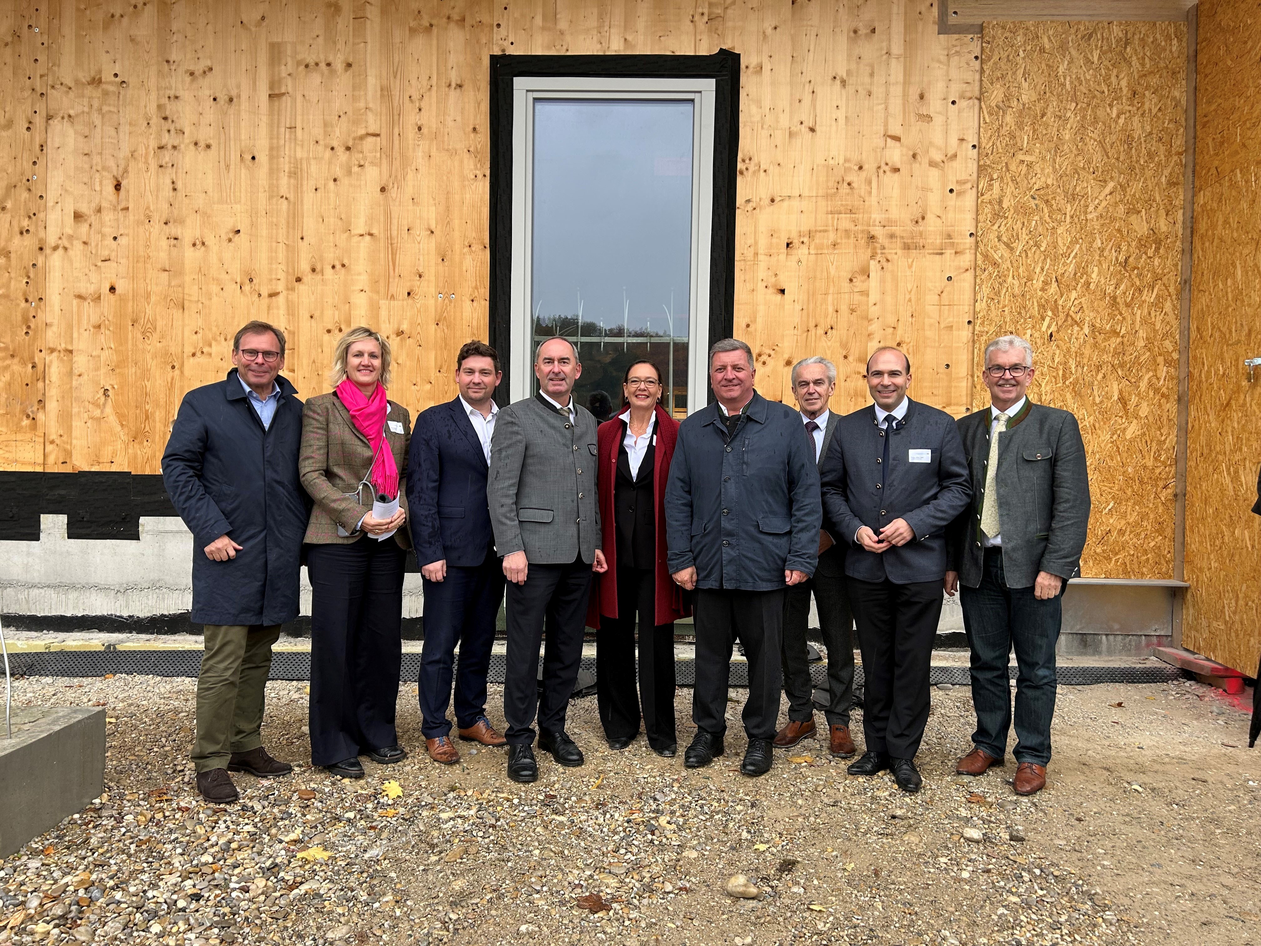 Foto (von links): Jens Borgschulte, Vorstand der Ed. Züblin AG, Petra Högl, Landtagsabgeordnete, Dr. Thomas Haslinger, Zweiter Bürgermeister der Stadt Landshut, Hubert Aiwanger, Bayerischer Staatsminister für Wirtschaft, Landesentwicklung und Energie, Uta Riedel, Behördenleiterin im Staatlichen Bauamt Landshut, Christian Bernreiter, Bayerischer Staatsminister für Wohnen, Bau und Verkehr, Fritz Wittmann, Stellvertretender Landrat Landkreis Landshut, Florian Oßner, Bundestagsabgeordneter, Hubert Bittlmayer, Ministerialdirektor im Bayerischen Staatsministerium für Ernährung, Landwirtschaft, Forsten und Tourismus. Foto (von links): Jens Borgschulte, Vorstand der Ed. Züblin AG, Petra Högl, Landtagsabgeordnete, Dr. Thomas Haslinger, Zweiter Bürgermeister der Stadt Landshut, Hubert Aiwanger, Bayerischer Staatsminister für Wirtschaft, Landesentwicklung und Energie, Uta Riedel, Behördenleiterin im Staatlichen Bauamt Landshut, Christian Bernreiter, Bayerischer Staatsminister für Wohnen, Bau und Verkehr, Fritz Wittmann, Stellvertretender Landrat Landkreis Landshut, Florian Oßner, Bundestagsabgeordneter, Hubert Bittlmayer, Ministerialdirektor im Bayerischen Staatsministerium für Ernährung, Landwirtschaft, Forsten und Tourismus.