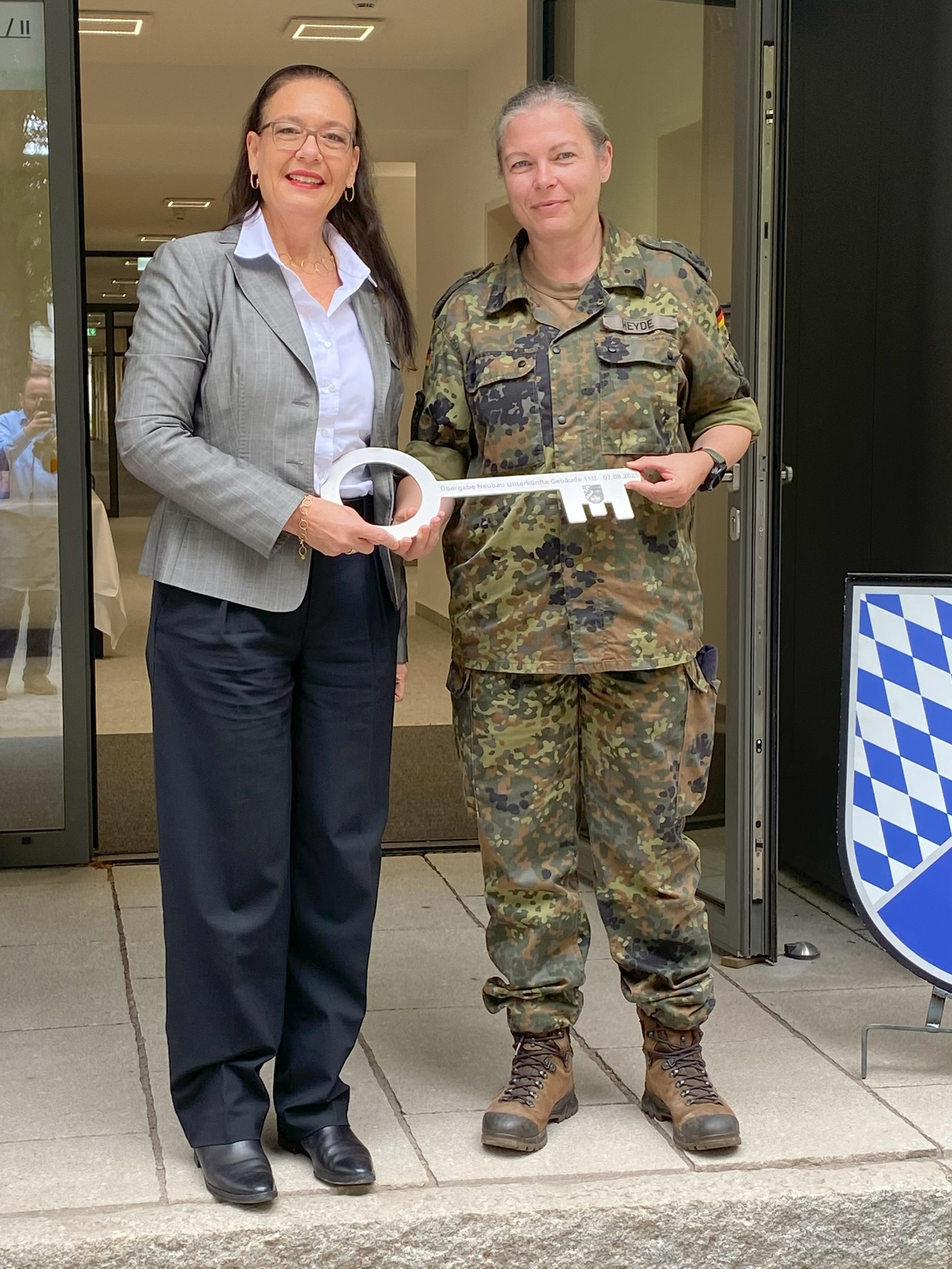 Einen symbolischen Schlüssel übergab Uta Riedel an Oberstarzt Melanie Heyde, die Kommandeurin des Sanitätslehrregiments Niederbayern Einen symbolischen Schlüssel übergab Uta Riedel an Oberstarzt Melanie Heyde, die Kommandeurin des Sanitätslehrregiments Niederbayern