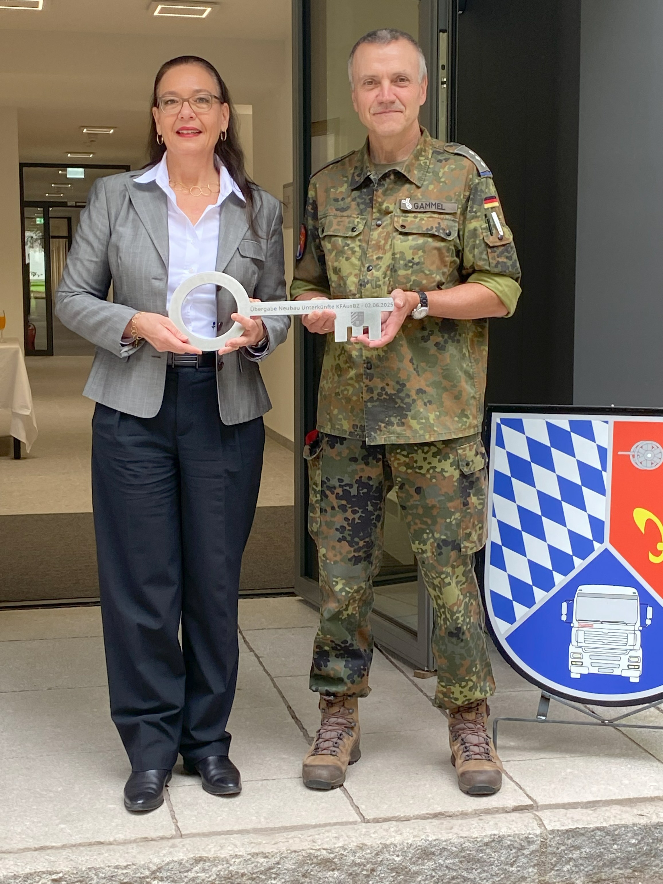 Einen symbolischen Schlüssel übergab Uta Riedel an Hauptmann Ernst Gammel, den Leiter des Kraftfahrausbildungszentrums Feldkirchen Einen symbolischen Schlüssel übergab Uta Riedel an Hauptmann Ernst Gammel, den Leiter des Kraftfahrausbildungszentrums Feldkirchen