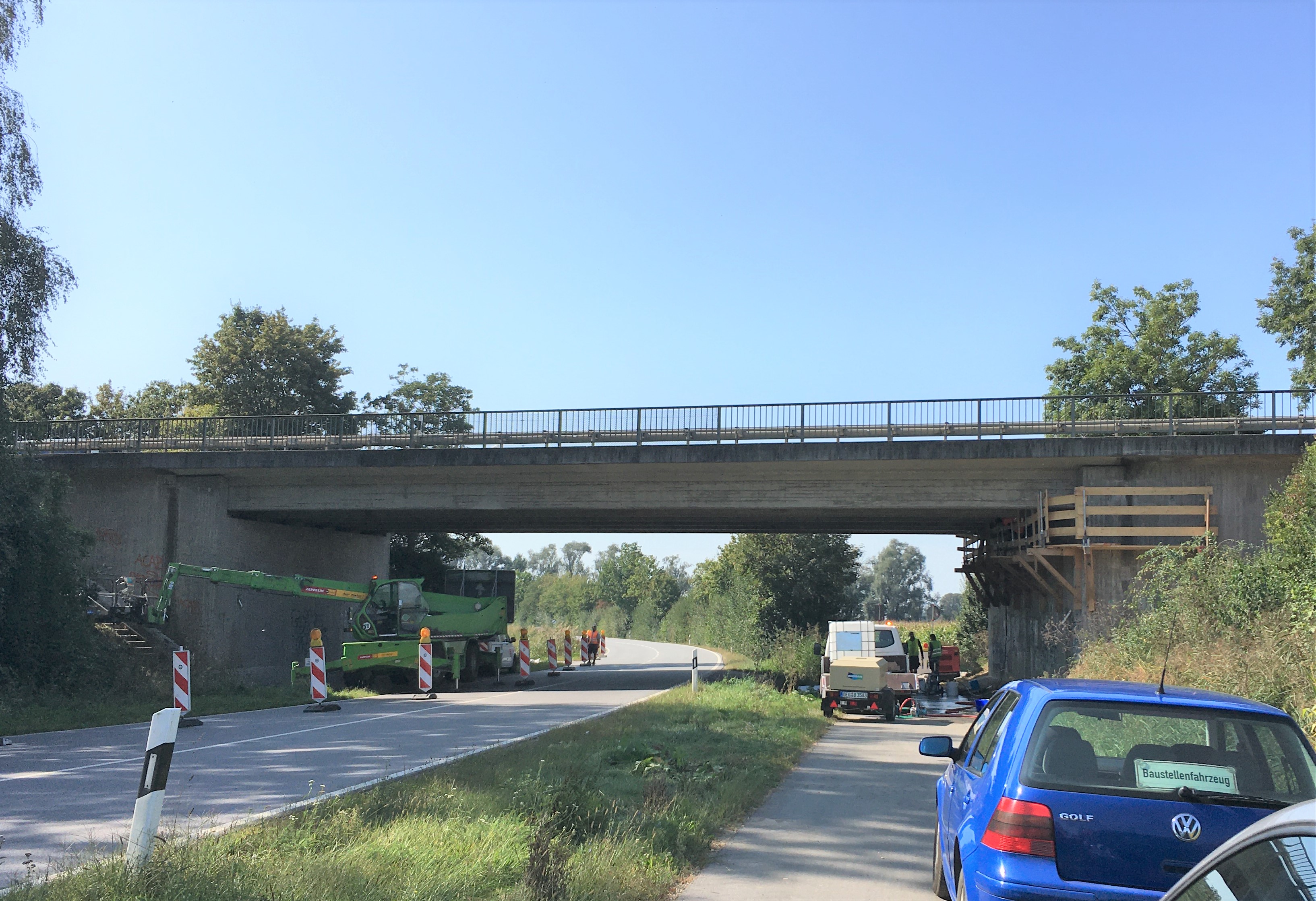Derzeit saniert das Staatliche Bauamt Landshut mehrere Brücken an der B 20 bei Mettenhausen Derzeit saniert das Staatliche Bauamt Landshut mehrere Brücken an der B 20 bei Mettenhausen
