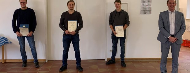 Die neuen Straßenwärter (v.l.) Michael Hesel (Straßenmeisterei Landshut), Felix Haider und Daniel Langenberger (beide Straßenmeisterei Dingolfing) mit Robert Bayerstorfer. Die neuen Straßenwärter (v.l.) Michael Hesel (Straßenmeisterei Landshut), Felix Haider und Daniel Langenberger (beide Straßenmeisterei Dingolfing) mit Robert Bayerstorfer.