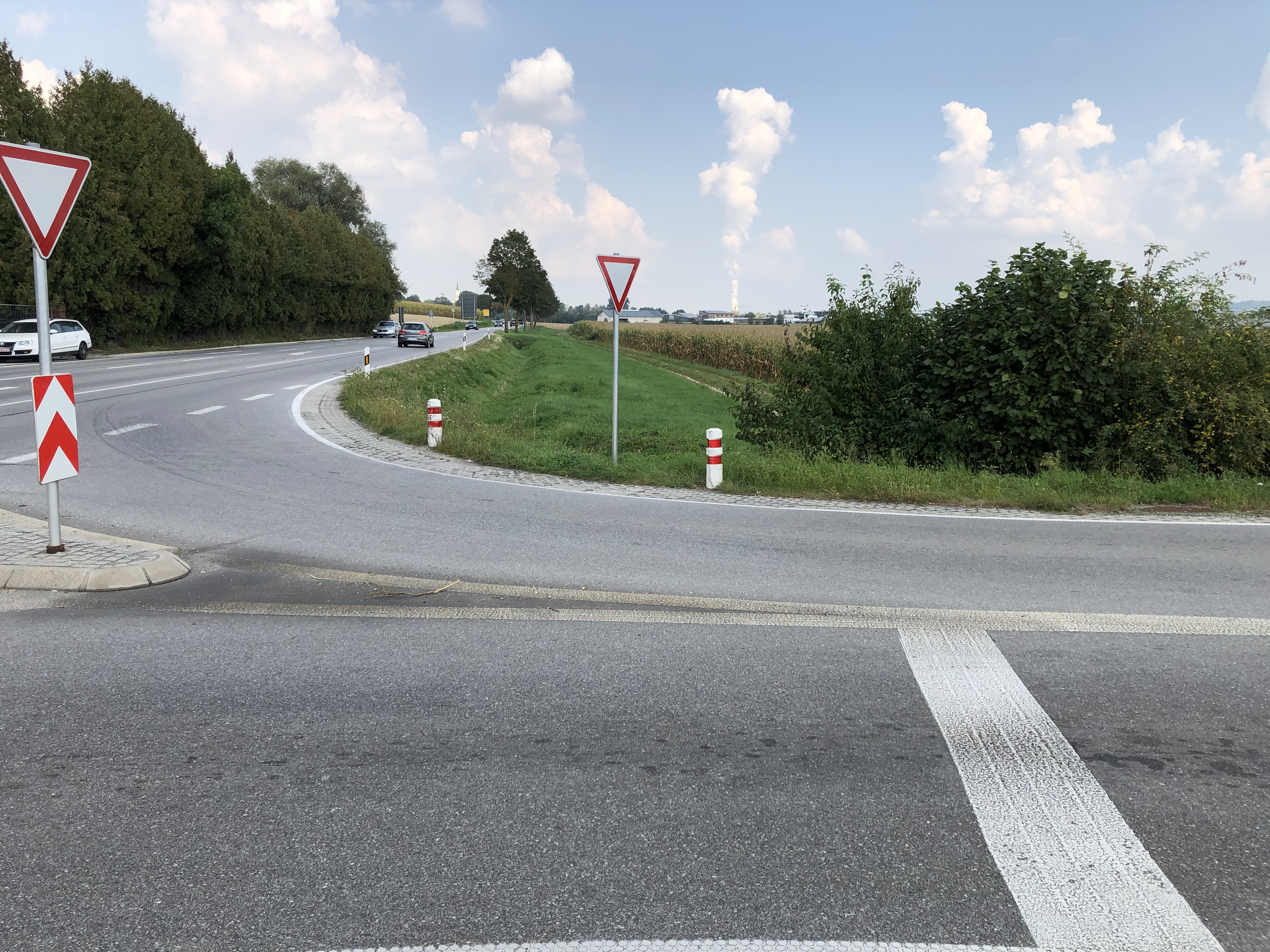 Ab Montag saniert das Staatliche Bauamt Landshut das Straßenbankett auf der Abfahrtsrampe der B 299 bei Hascherkeller.