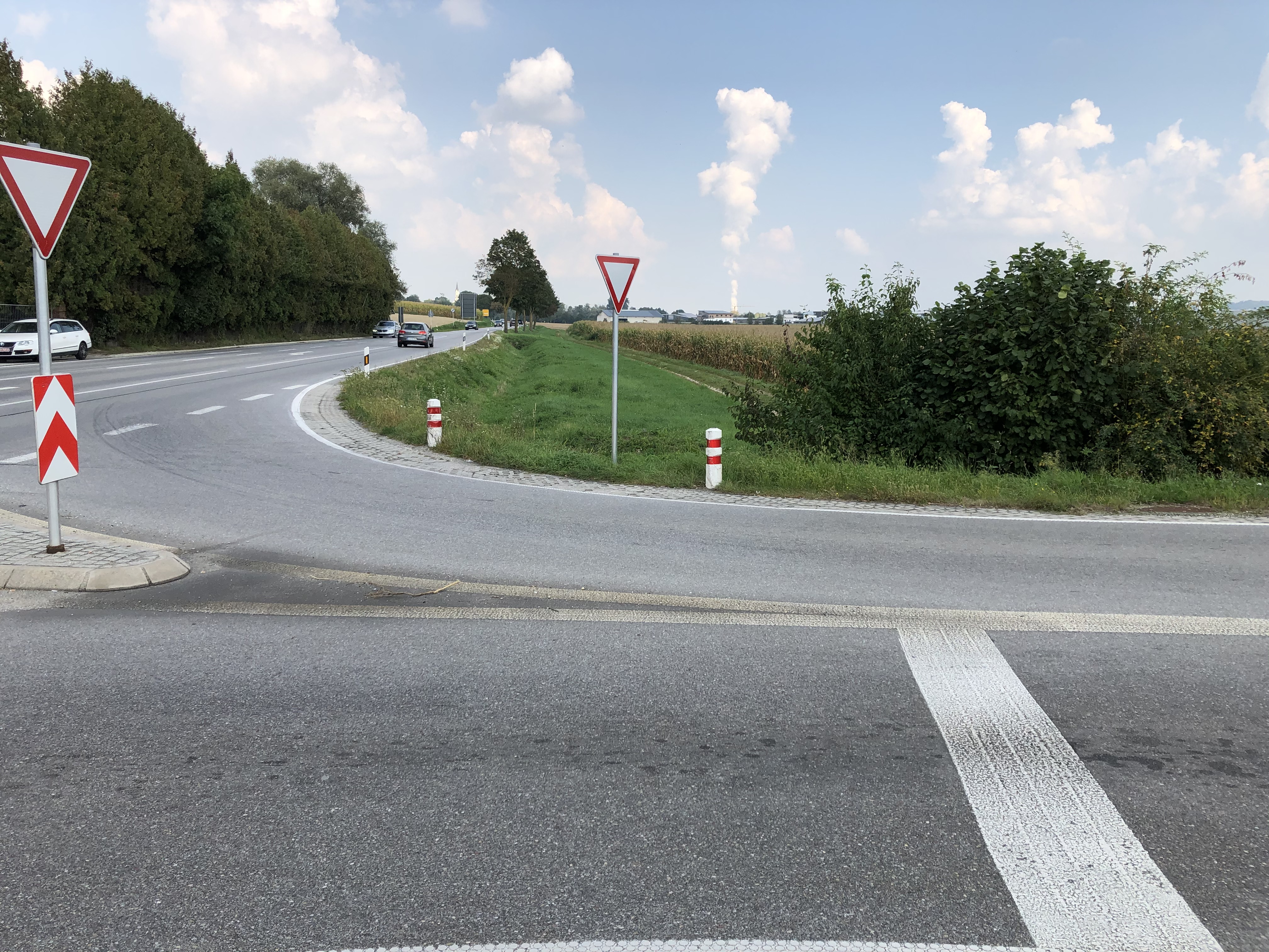 Ab Montag saniert das Staatliche Bauamt Landshut das Straßenbankett auf der Abfahrtsrampe der B 299 bei Hascherkeller. Ab Montag saniert das Staatliche Bauamt Landshut das Straßenbankett auf der Abfahrtsrampe der B 299 bei Hascherkeller.