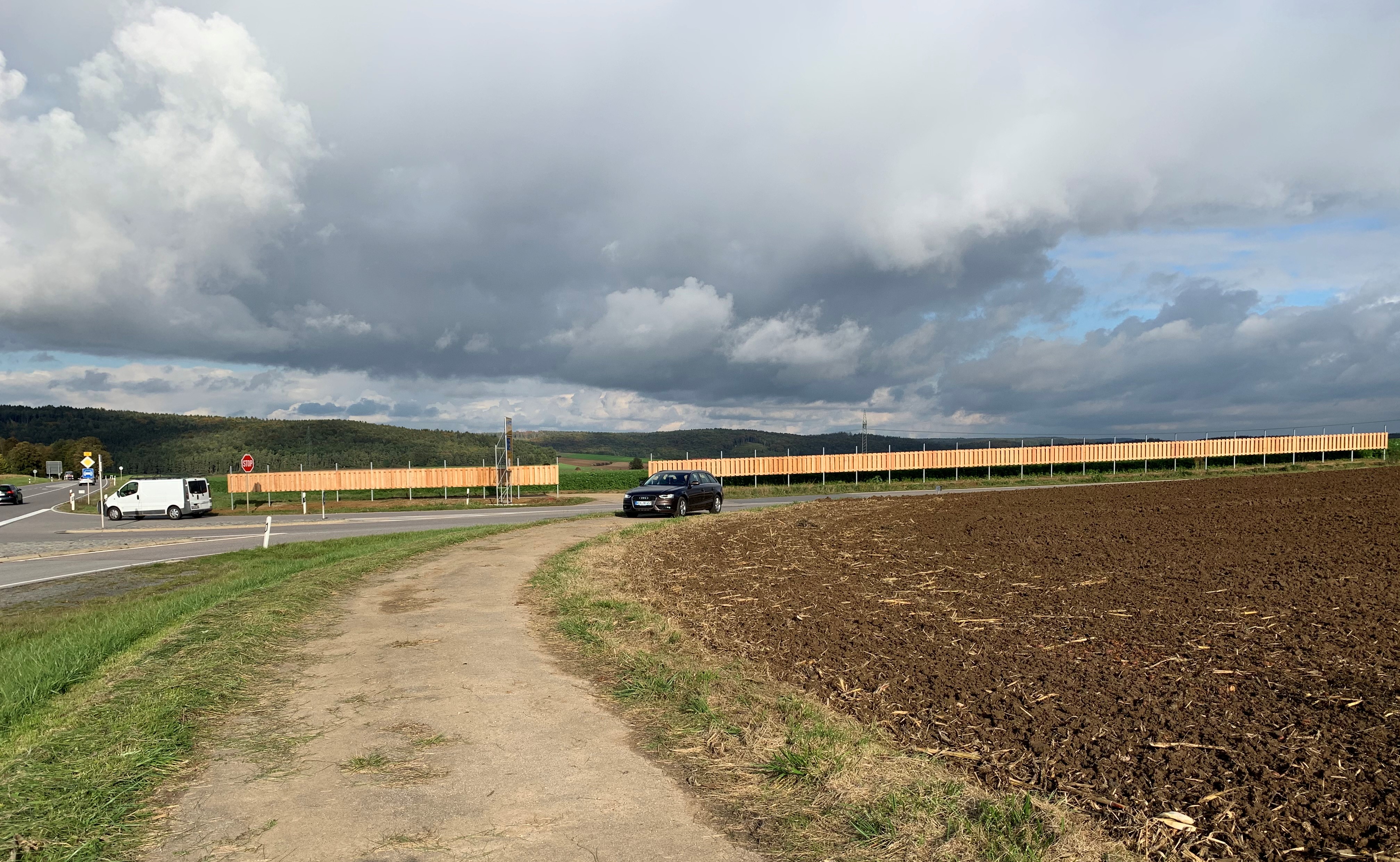 Um die Verkehrssicherheit an der B 16-Kreuzung bei Reißing zu verbessern, hat das Staatliche Bauamt Landshut zusammen mit dem Landkreis Kelheim einen Sichtschutz errichtet sowie Stoppschilder aufgestellt. Um die Verkehrssicherheit an der B 16-Kreuzung bei Reißing zu verbessern, hat das Staatliche Bauamt Landshut zusammen mit dem Landkreis Kelheim einen Sichtschutz errichtet sowie Stoppschilder aufgestellt.