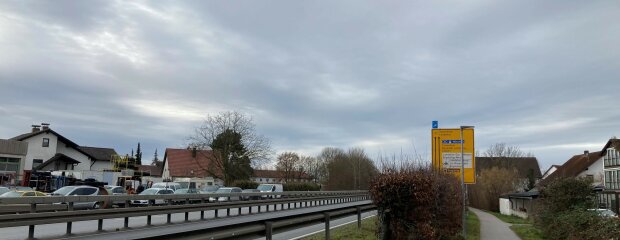 Ab kommenden Montag entfernt das Staatliche Bauamt Bepflanzung entlang der B 15 auf Höhe Piflas. Ab kommenden Montag entfernt das Staatliche Bauamt Bepflanzung entlang der B 15 auf Höhe Piflas.