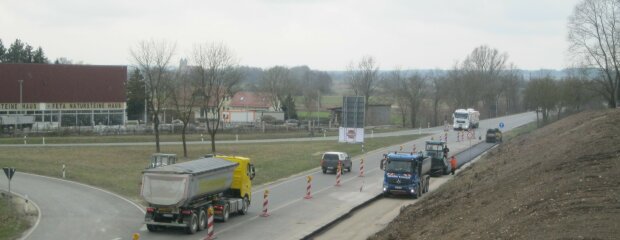 Die provisorische Verbreiterung der B 16 ist mittlerweile abgeschlossen, nun können die eigentlichen Arbeiten zur Optimierung der Anschlussstelle Abensberg-Gaden starten.