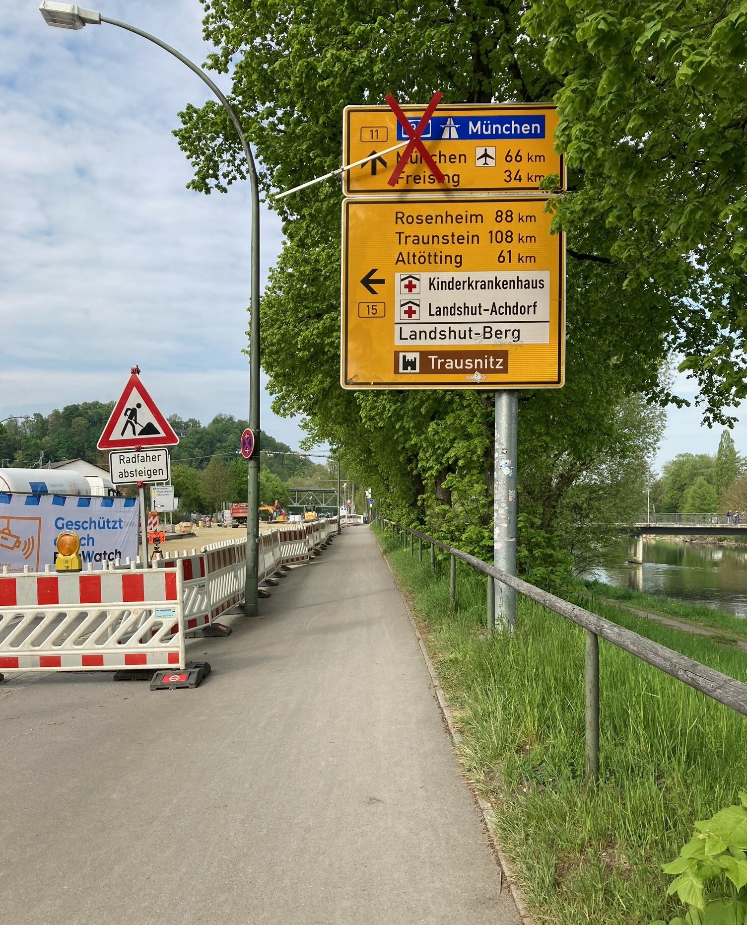 ...sowie der Gehweg zwischen der Preysingallee und dem Isarsteg entlang der B 15 aufgrund von Arbeiten zeit- und abschnittweise immer wieder gesperrt. ...sowie der Gehweg zwischen der Preysingallee und dem Isarsteg entlang der B 15 aufgrund von Arbeiten zeit- und abschnittweise immer wieder gesperrt.