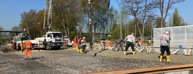 Derzeit laufen unter anderem Betonage-Arbeiten für die Roßbach-Unterführung.