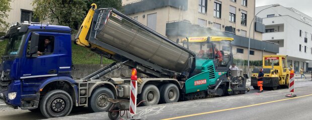 Am Dienstag wurde in der Neuen Bergstraße auf der Apotheken-Seite asphaltiert. Ab Mittwoch ist die Straße wieder in beide Richtungen ohne Ampel befahrbar.