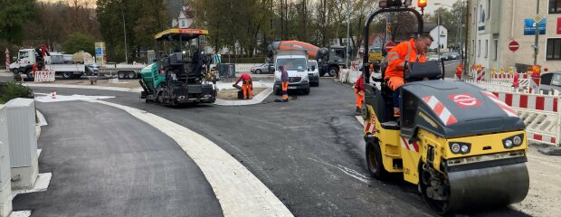 Am Donnerstag fanden im Kreuzungsbereich Innere-Münchener-Straße/Neue Bergstraße Asphaltierungsarbeiten statt. Dieser Bereich ist ab Montag wieder befahrbar.