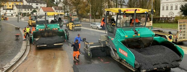 Am Wochenende erhielt das Kupfereck (B11/B15) seine Asphaltdeckschicht und seine Markierung. Ab sofort läuft der Verkehr wieder.