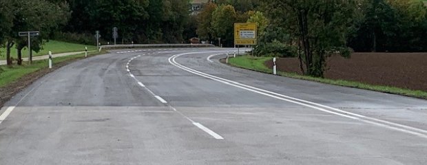 Derzeit erfolgen noch die Markierungsarbeiten und die Fertigstellung der Fahrbahnrandbereiche. Ab Freitagnachmittag ist die B 16 bei Bad Abbach wieder für den Verkehr freigegeben.