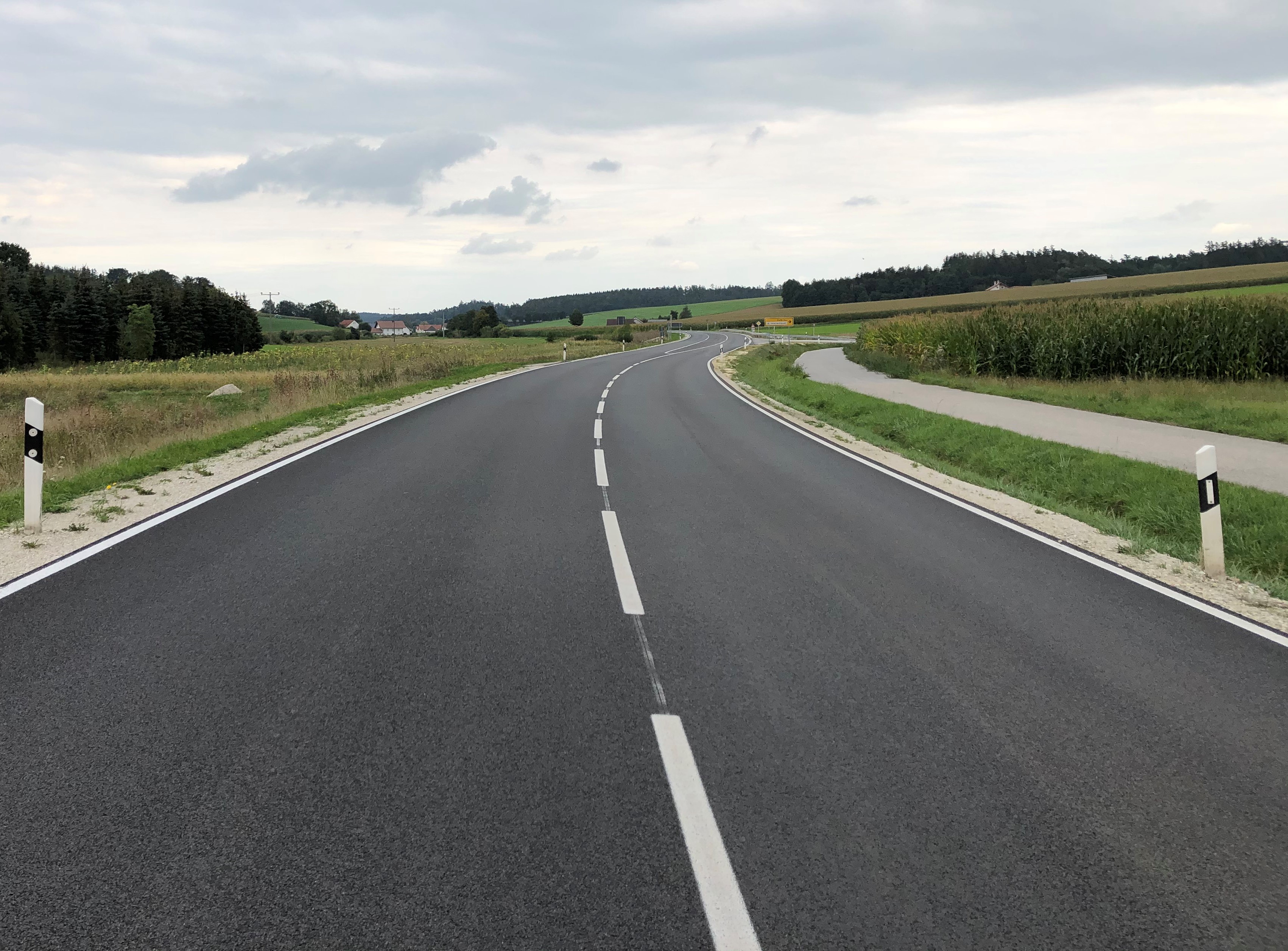 ...die Fahrbahn im Streckenabschnitt der B 299 zwischen Weihmichl und Unterneuhausen… ...die Fahrbahn im Streckenabschnitt der B 299 zwischen Weihmichl und Unterneuhausen…