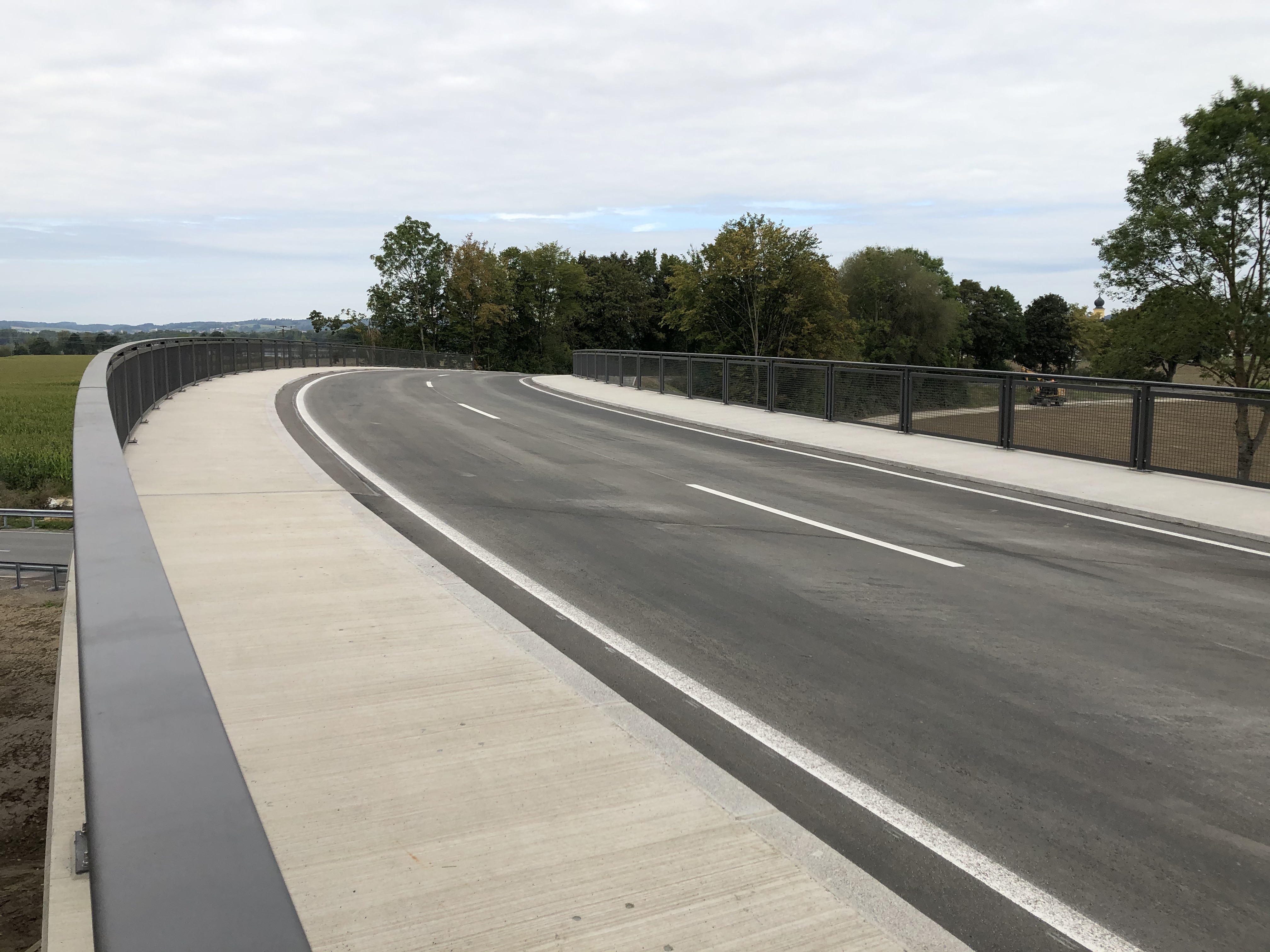 Seit Mittwoch ist die Brücke über die B 11 bei Viecht wieder für den Verkehr freigegeben. Seit Mittwoch ist die Brücke über die B 11 bei Viecht wieder für den Verkehr freigegeben.