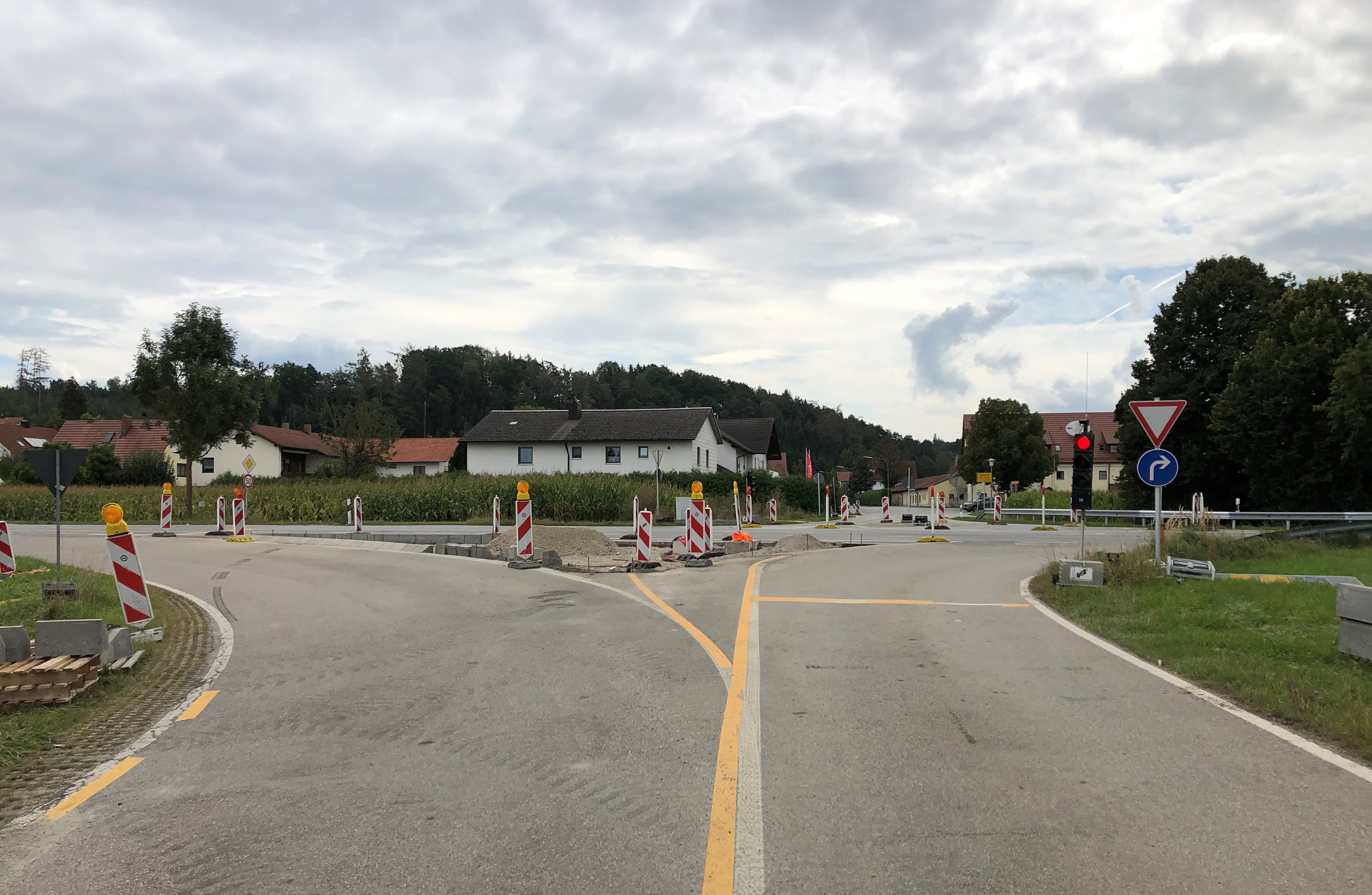 In den kommenden Wochen werden die Verkehrsinseln im Kreuzungsbereich zurückgebaut. In den kommenden Wochen werden die Verkehrsinseln im Kreuzungsbereich zurückgebaut.